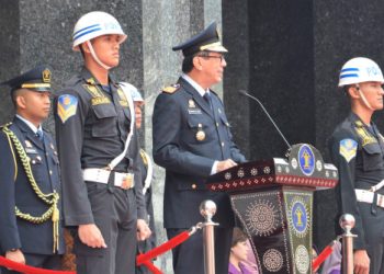 TIGA PEGAWAI BALITBANG HUKUM DAN HAM TERIMA PIAGAM KARYA DHIKA 2018