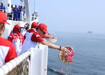 Kenang Jasa Pahlawan, Kemenkumham Tabur Bunga Di Teluk Jakarta