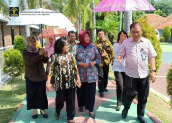 KUNJUNGAN KERJA KEPALA BADAN PENELITIAN DAN PENGEMBANGAN HUKUM DAN HAM RI DI LEMBAGA PEMASYARAKATAN PEREMPUAN KELAS IIA SEMARANG