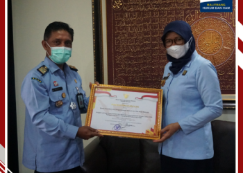Kepala Balitbangkumham Menerima Piagam Penghargaan Pengelola Jaringan Data dan Informasi Hukum JDIH terbaik tingkat Unit Eselon I Kemenkumham