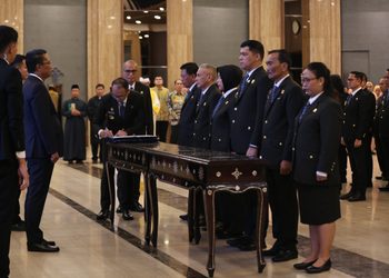 Pelantikan Pejabat Manajerial dan Non Manajerial Kementerian Hukum:Menteri Hukum: Ibarat Sepak Bola, Kemenangan Adalah Kerja Bersama