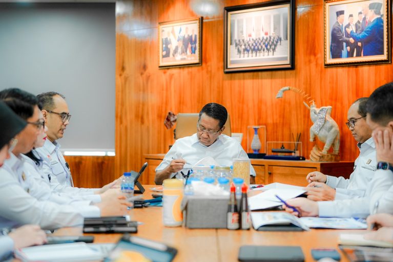 BSK Hukum Paparkan Hasil Evaluasi Kapasitas Layanan Ditjen AHU kepada Menteri Hukum